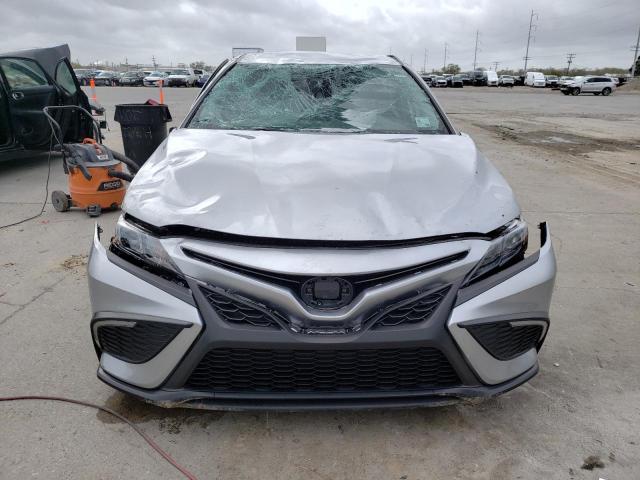 4T1T11AK8PU727014 - 2023 TOYOTA CAMRY SE NIGHT SHADE SILVER photo 5