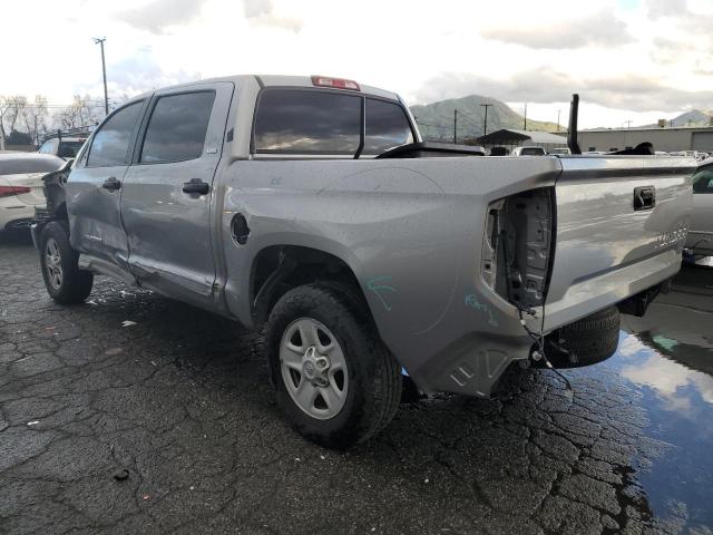 5TFEM5F16JX127089 - 2018 TOYOTA TUNDRA CREWMAX SR5 SILVER photo 2