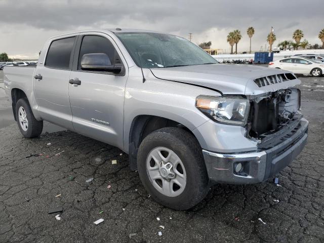 5TFEM5F16JX127089 - 2018 TOYOTA TUNDRA CREWMAX SR5 SILVER photo 4