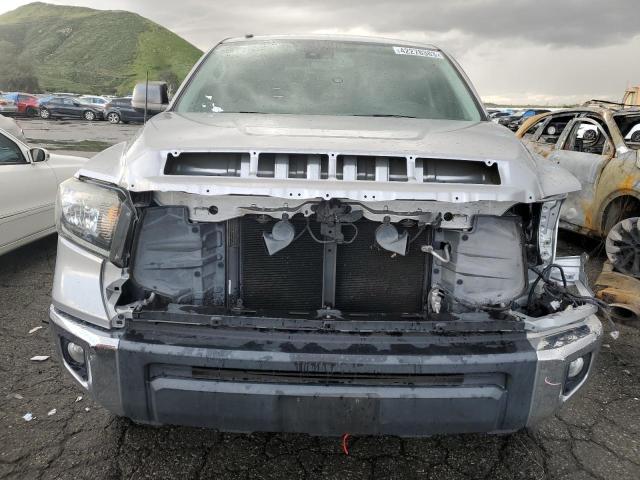 5TFEM5F16JX127089 - 2018 TOYOTA TUNDRA CREWMAX SR5 SILVER photo 5