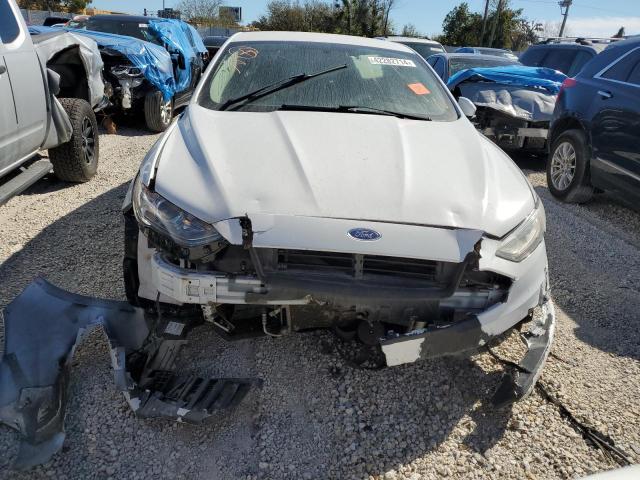 3FA6P0H7XHR403136 - 2017 FORD FUSION SE WHITE photo 5