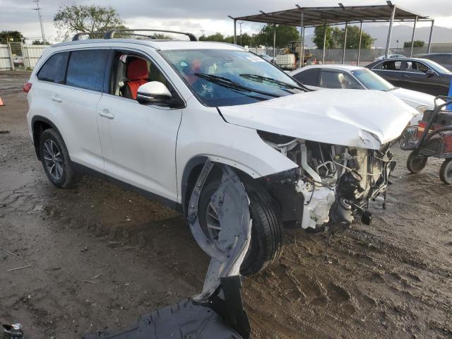 5TDKZRFH4KS359044 - 2019 TOYOTA HIGHLANDER SE WHITE photo 4