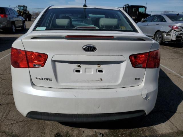 KNAFU4A20D5719079 - 2013 KIA FORTE EX WHITE photo 6