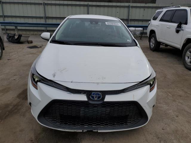 JTDEAMDE9MJ010669 - 2021 TOYOTA COROLLA LE WHITE photo 5