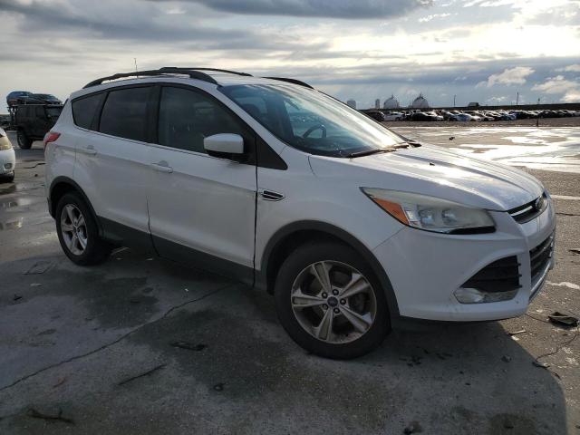 1FMCU0GX5EUB39198 - 2014 FORD ESCAPE SE WHITE photo 4