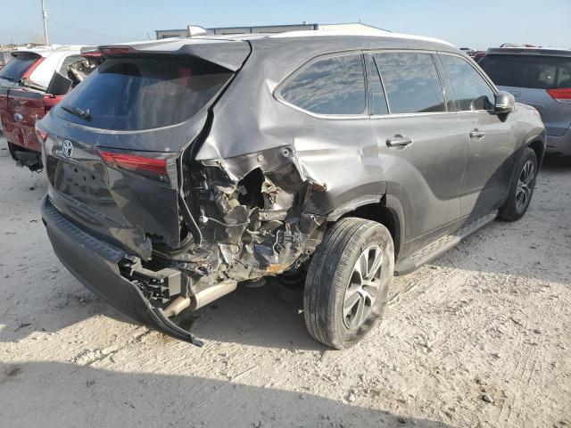 5TDGZRAH6NS111735 - 2022 TOYOTA HIGHLANDER XLE GRAY photo 3