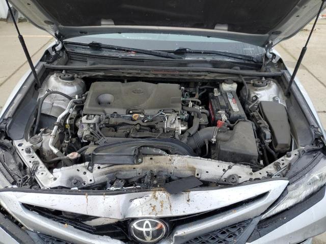 4T1B11HK7JU093672 - 2018 TOYOTA CAMRY L SILVER photo 11