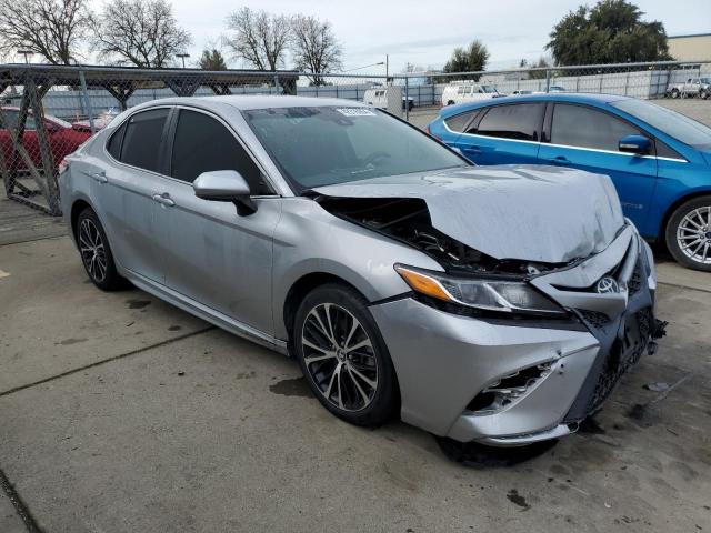 4T1B11HK7JU093672 - 2018 TOYOTA CAMRY L SILVER photo 4