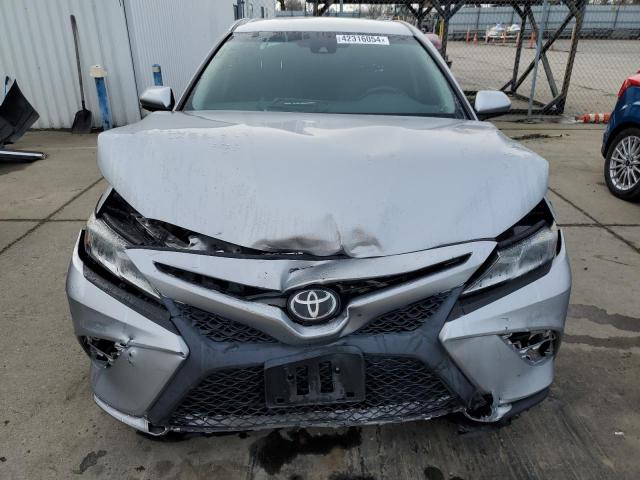 4T1B11HK7JU093672 - 2018 TOYOTA CAMRY L SILVER photo 5