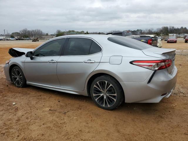 4T1B11HK5JU603789 - 2018 TOYOTA CAMRY L SILVER photo 2