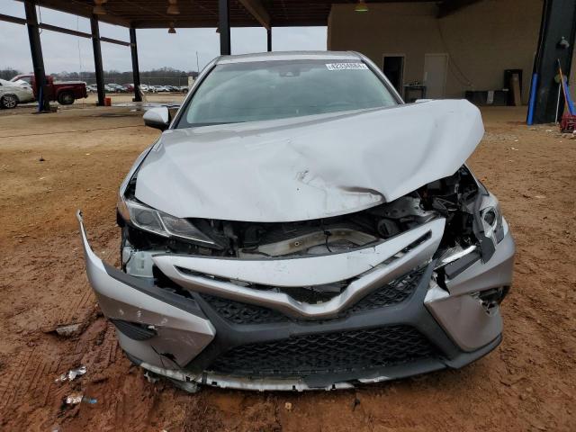 4T1B11HK5JU603789 - 2018 TOYOTA CAMRY L SILVER photo 5