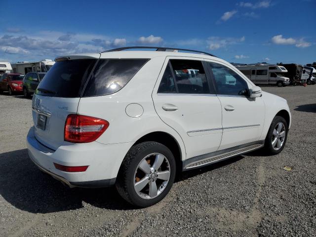 4JGBB8GB2BA698130 - 2011 MERCEDES-BENZ ML 350 4MATIC WHITE photo 3