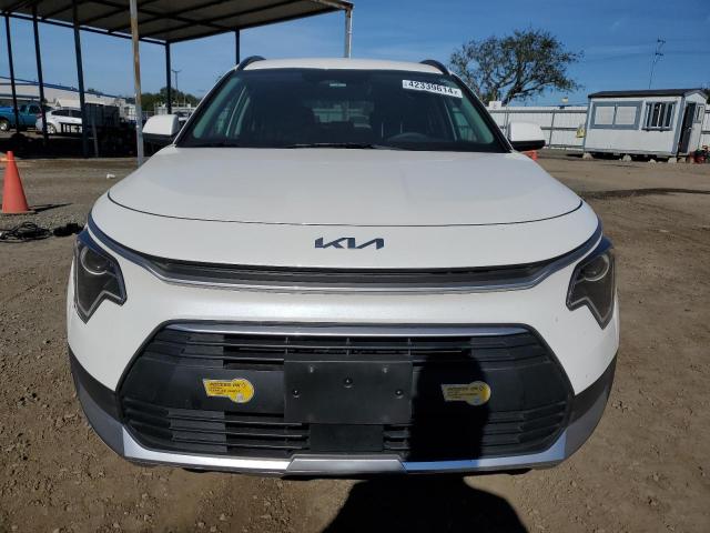 KNDCS3LF4P5054763 - 2023 KIA NIRO EX WHITE photo 5