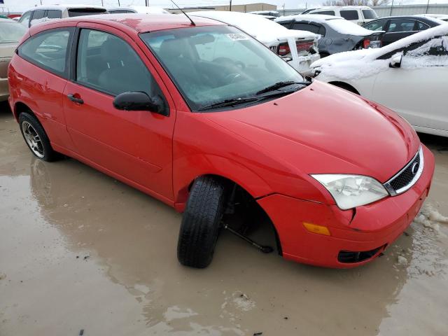 3FAFP31N75R128976 - 2005 FORD FOCUS ZX3 RED photo 4