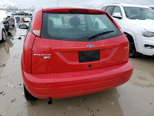 3FAFP31N75R128976 - 2005 FORD FOCUS ZX3 RED photo 6