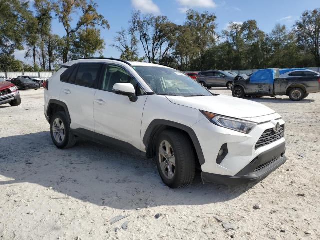 JTMP1RFV5KJ021555 - 2019 TOYOTA RAV4 XLE WHITE photo 4