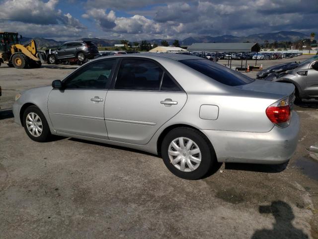4T1BE32K35U553439 - 2005 TOYOTA CAMRY LE SILVER photo 2
