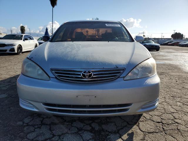 JTDBE32K440277752 - 2004 TOYOTA CAMRY LE SILVER photo 5