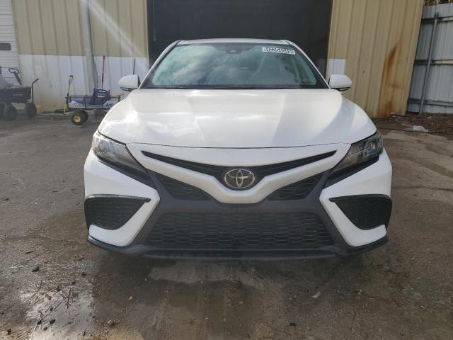 4T1G11AK8PU826157 - 2023 TOYOTA CAMRY SE NIGHT SHADE WHITE photo 5