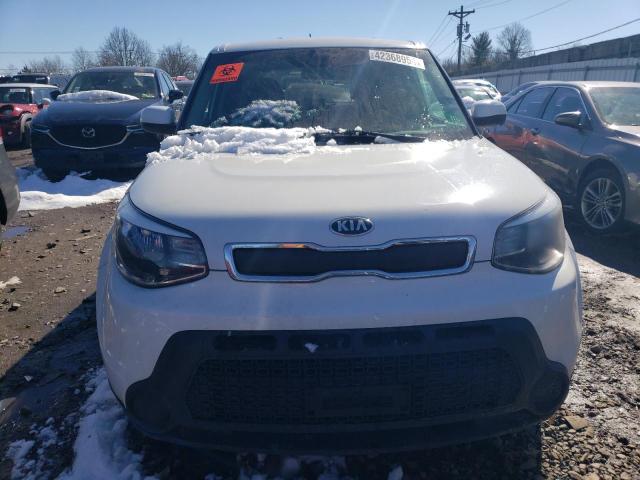 KNDJN2A29G7401212 - 2016 KIA SOUL WHITE photo 5