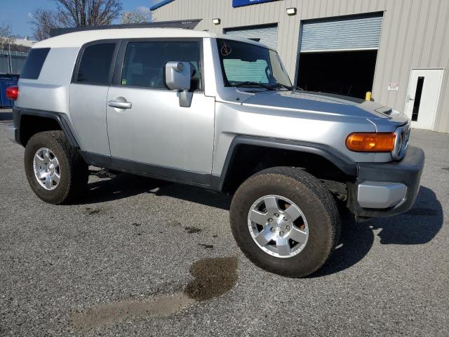 JTEBU11F670042281 - 2007 TOYOTA FJ CRUISER SILVER photo 4