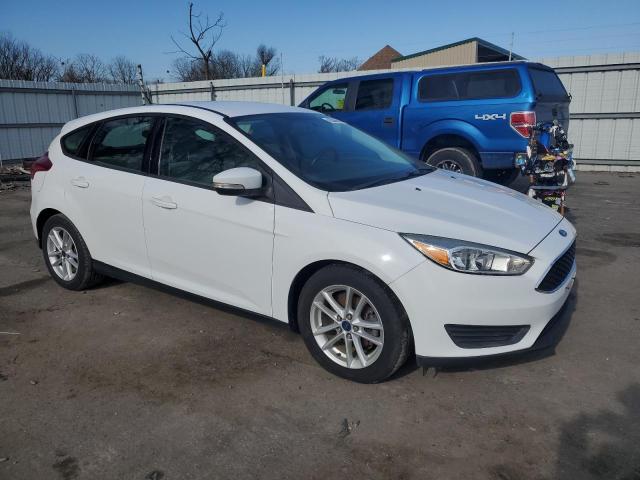 1FADP3K25FL310901 - 2015 FORD FOCUS SE WHITE photo 4