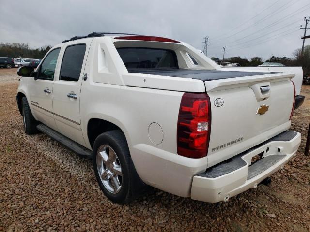 3GNTKGE71DG247221 - 2013 CHEVROLET AVALANCHE LTZ WHITE photo 2