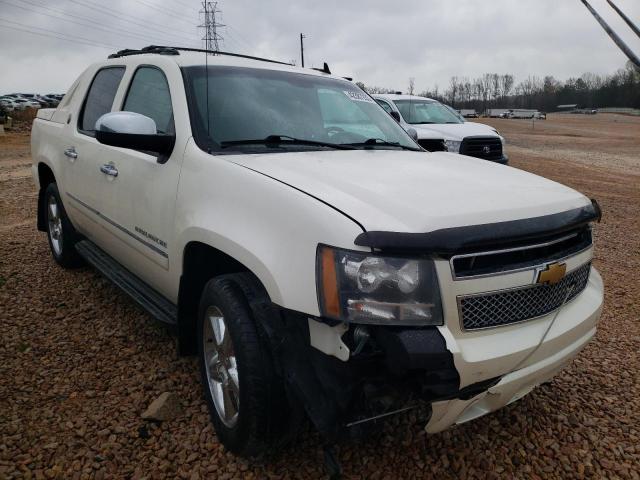 3GNTKGE71DG247221 - 2013 CHEVROLET AVALANCHE LTZ WHITE photo 4