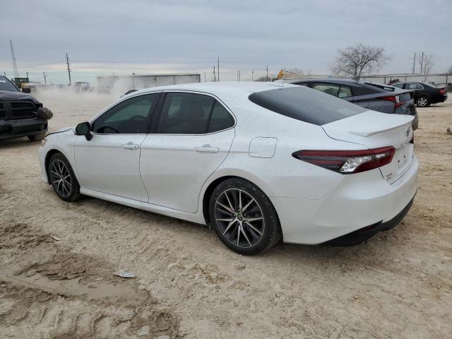 4T1F11AK6NU617489 - 2022 TOYOTA CAMRY XLE WHITE photo 2