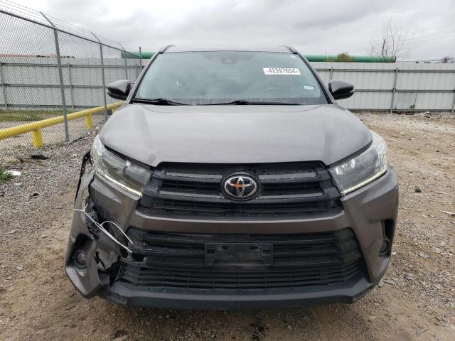 5TDKZRFH4KS571314 - 2019 TOYOTA HIGHLANDER SE GRAY photo 5