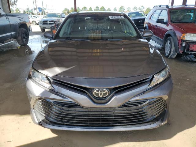 4T1B11HK4JU515641 - 2018 TOYOTA CAMRY L GRAY photo 5