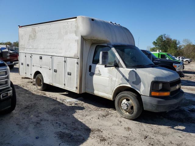 1GBJG31U061228395 - 2006 CHEVROLET EXPRESS G3 WHITE photo 4