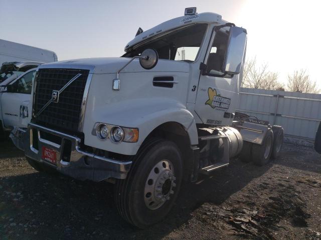 4V4KC9EH7KN215789 - 2019 VOLVO VHD WHITE photo 2