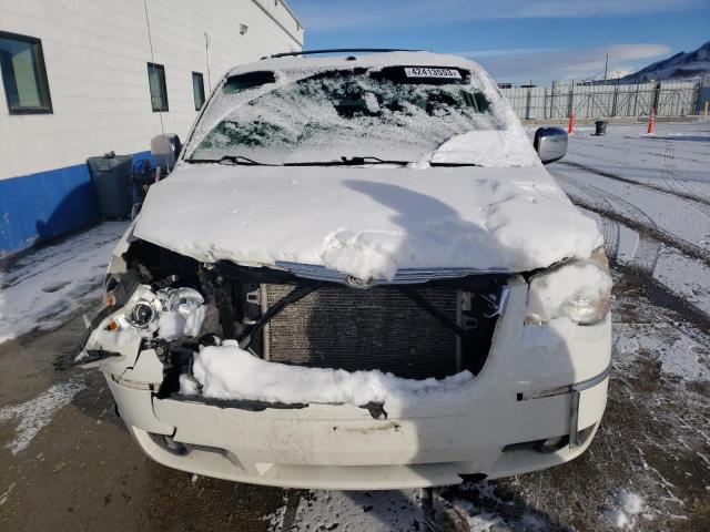 2A8HR64X38R680750 - 2008 CHRYSLER TOWN & COU LIMITED WHITE photo 5