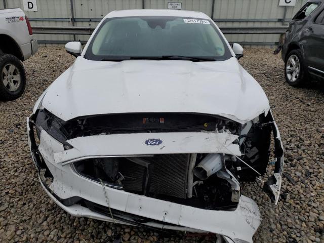 3FA6P0H74KR104703 - 2019 FORD FUSION SE WHITE photo 5