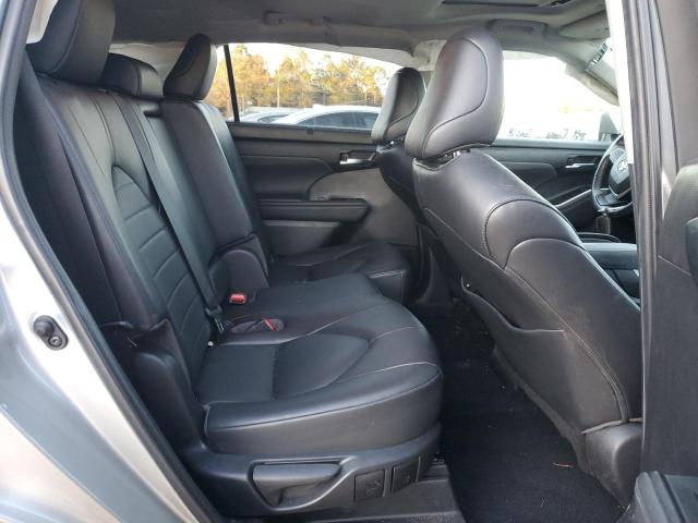 5TDGZRAH5NS140157 - 2022 TOYOTA HIGHLANDER XLE 银色 照片 11