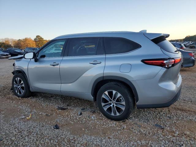 5TDGZRAH5NS140157 - 2022 TOYOTA HIGHLANDER XLE 银色 照片 2