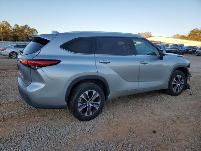 5TDGZRAH5NS140157 - 2022 TOYOTA HIGHLANDER XLE 银色 照片 3