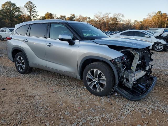 5TDGZRAH5NS140157 - 2022 TOYOTA HIGHLANDER XLE 银色 照片 4