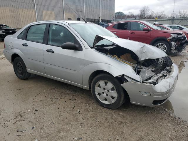 1FAHP34NX7W172068 - 2007 FORD FOCUS ZX4 SILVER photo 4