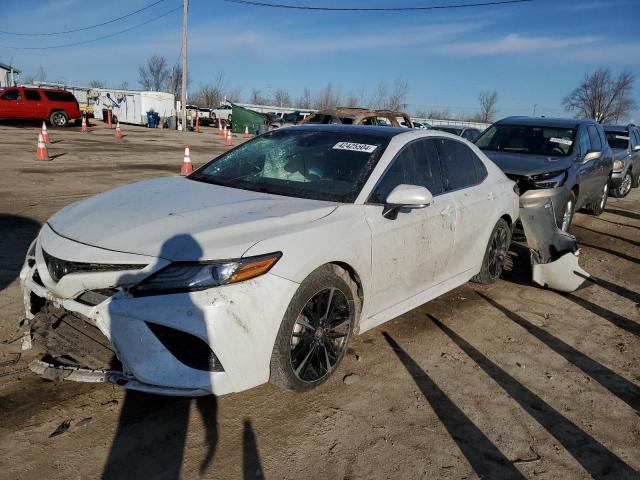 4T1B61HK2JU099140 - 2018 TOYOTA CAMRY XSE WHITE photo 1