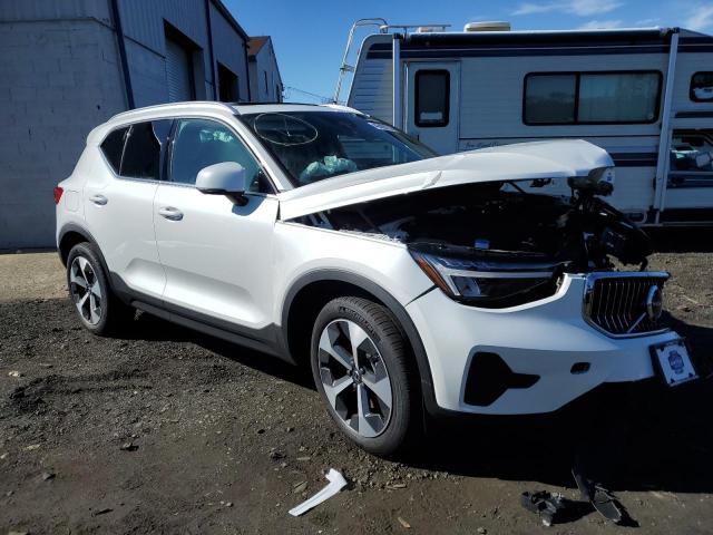 YV4L12UK2R2256687 - 2024 VOLVO XC40 CORE WHITE photo 4