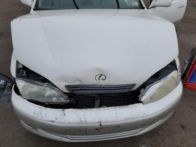 JT8BF28G710340024 - 2001 LEXUS ES 300 WHITE photo 11