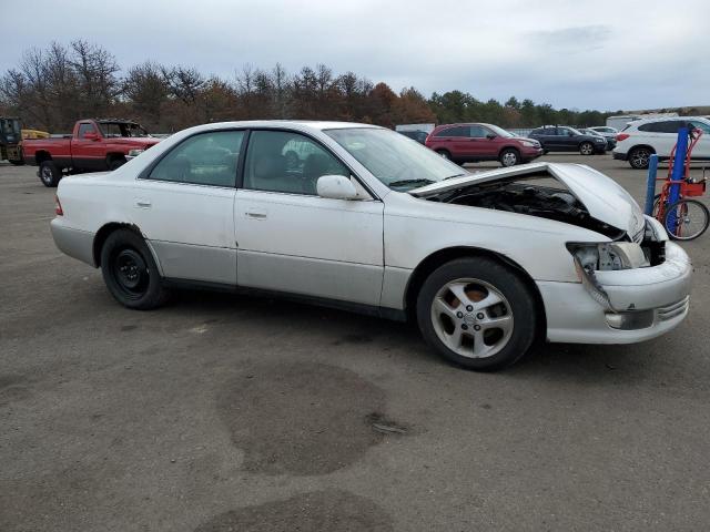 JT8BF28G710340024 - 2001 LEXUS ES 300 WHITE photo 4