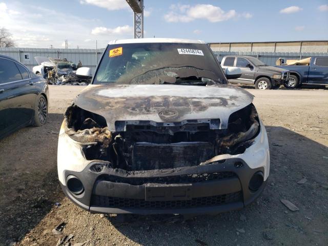 KNDJN2A25J7535819 - 2018 KIA SOUL WHITE photo 5