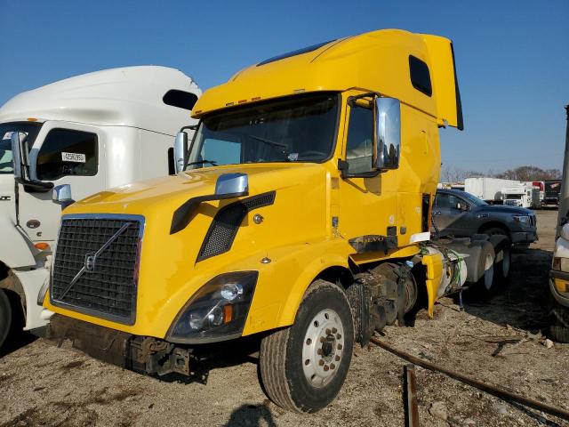 4V4NC9EJ3BN297326 - 2011 VOLVO VN VNL YELLOW photo 2