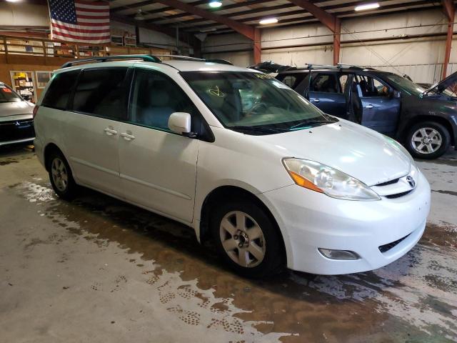 5TDZK22C17S092053 - 2007 TOYOTA SIENNA XLE WHITE photo 4