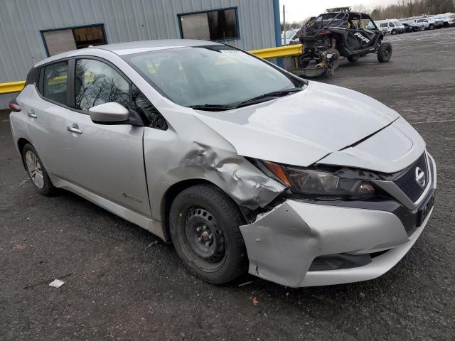 1N4AZ1CP3JC300565 - 2018 NISSAN LEAF S SILVER photo 4