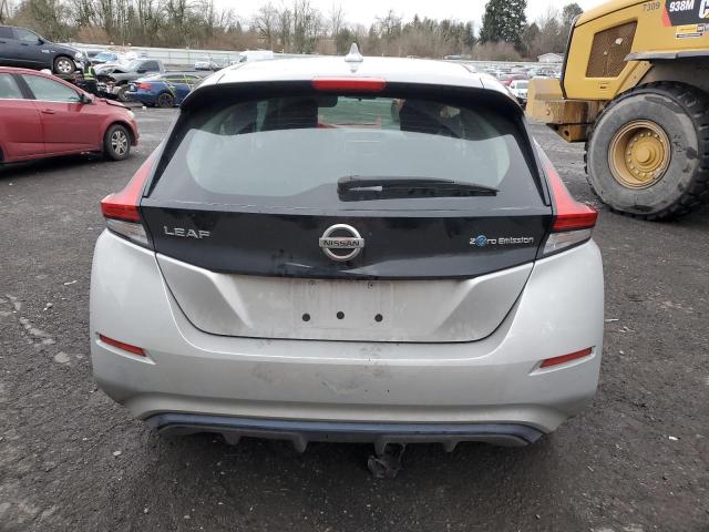 1N4AZ1CP3JC300565 - 2018 NISSAN LEAF S SILVER photo 6