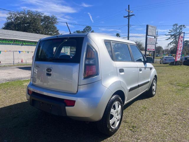 KNDJT2A18A7109393 - 2010 KIA SOUL SILVER photo 4